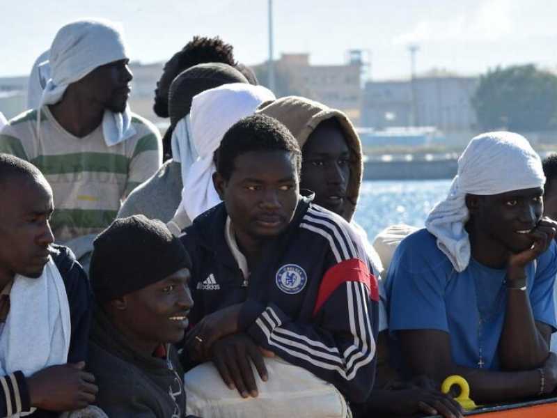 La nave Aquarius della ong SOS Mediterranee con a bordo 378 migranti arriva al porto di Messina, il 30 marzo 2016 (foto LaPresse)
