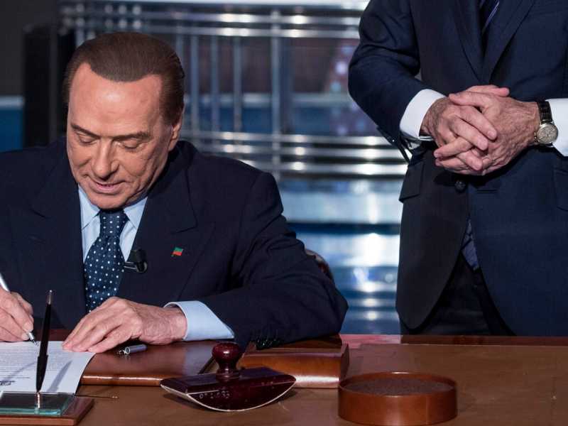 Silvio Berlusconi firma il "contratto" con gli italiani negli studi di Porta a Porta, 2018 (foto LaPresse)