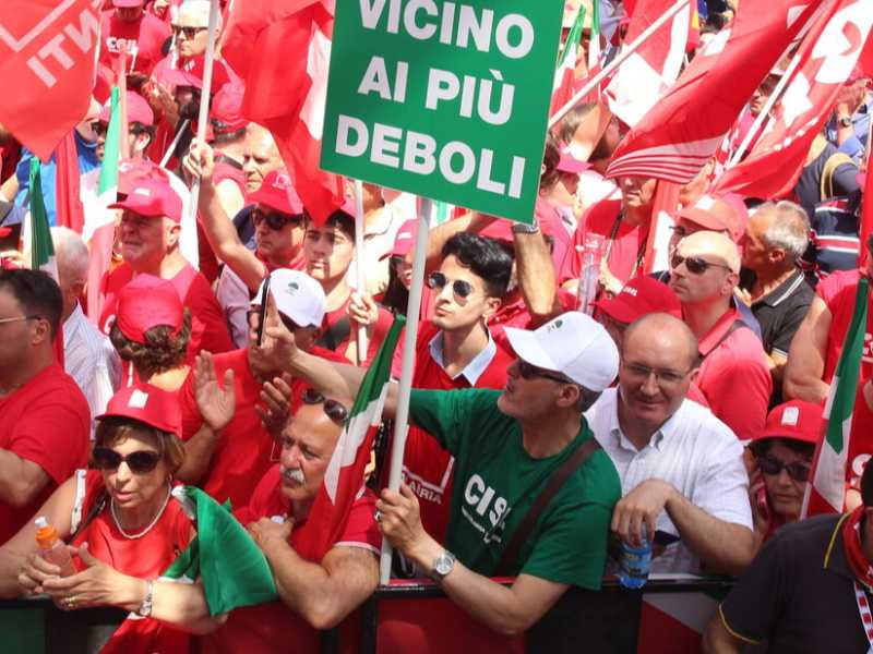 Una manifestazione sindacale a Reggio Calabria (foto LaPresse)