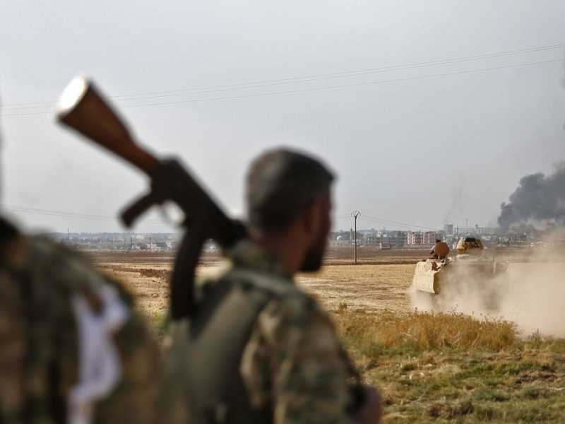 Le forze filoturche a Ras al-Ain, nel nord della Siria (foto LaPresse)