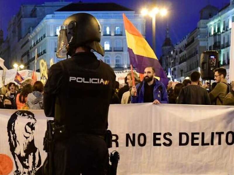 Centinaia di manifestanti si sono riuniti a Barcellona durante una manifestazione convocata dai Comit&eacute;s de Defensa de la Rep&uacute;blica (CDR) il 16 ottobre 2019 (foto LaPresse)