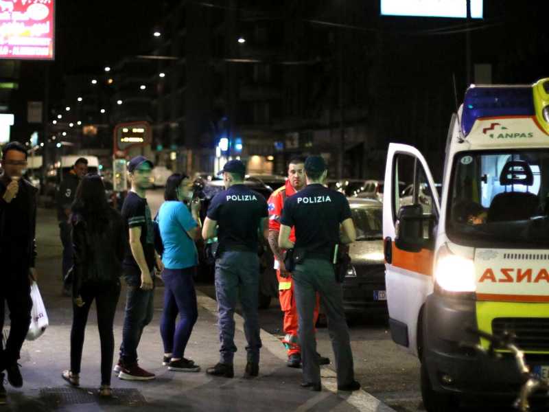 Un'immagine di archivio con la polizia a via Padova dopo un'aggressione (foto LaPresse)