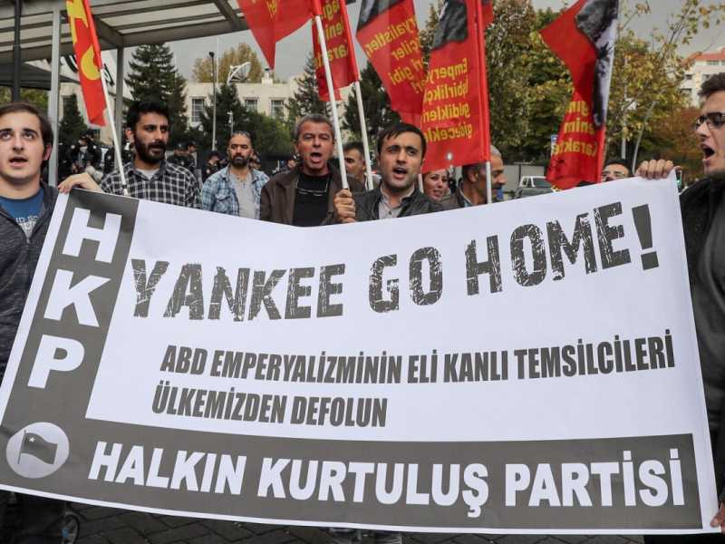 Una dimostrazione ad Ankara contro la visita di Mike Pence, vicepresidente americano (foto LaPresse)
