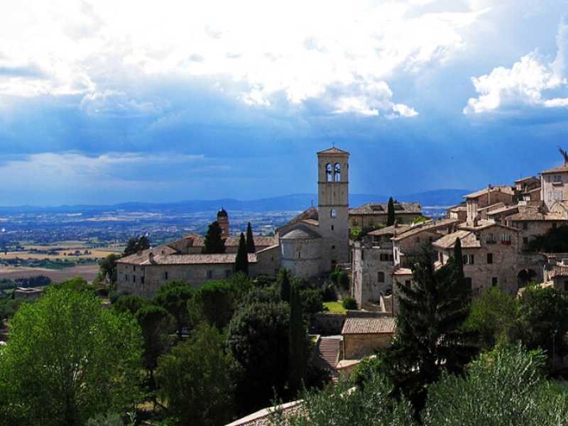 Vista di Assisi (foto Wikimedia Commons)