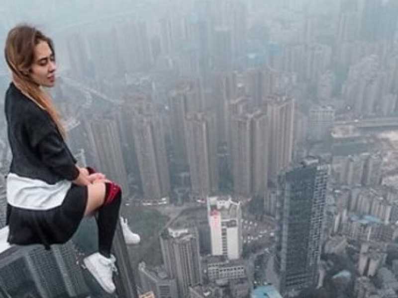 Uno dei selfie impossibili di Angela Nikolau (fonte: Instagram)