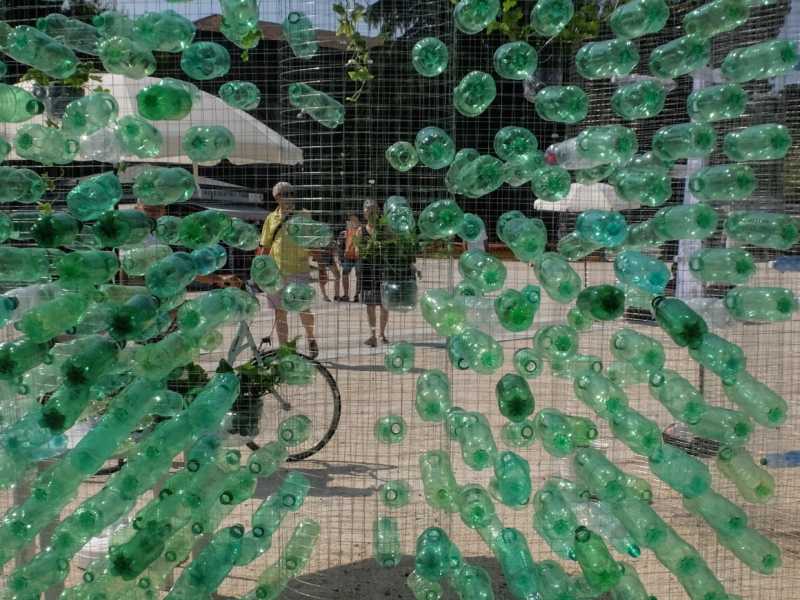 Milano, inaugurazione installazione Clean the Ocean Pavilion in piazza del Cannone (LaPresse)