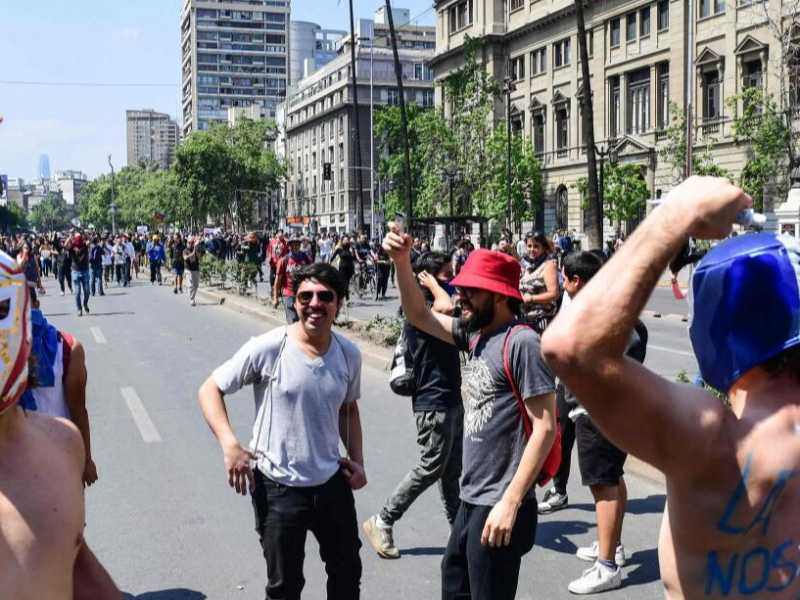 Le proteste a Santiago non si arrestano (foto LaPresse)