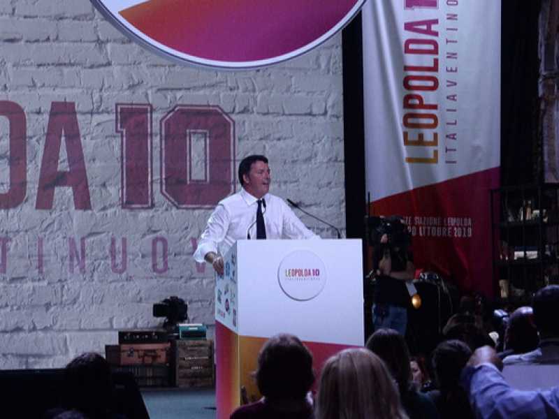 Matteo Renzi sul palco della Leopolda (foto LaPresse)
