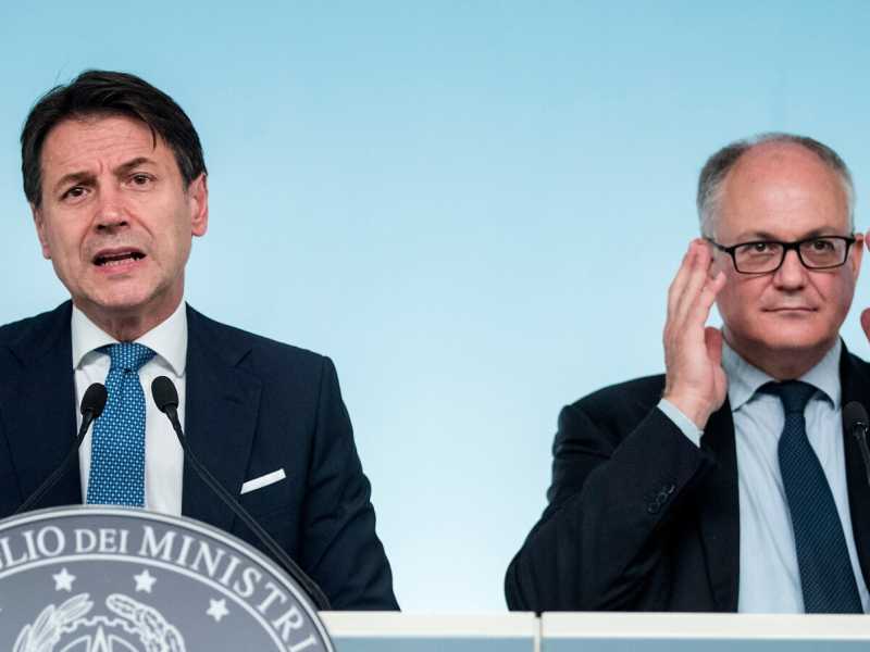 Giuseppe Conte e Roberto Gualtieri (foto LaPresse)