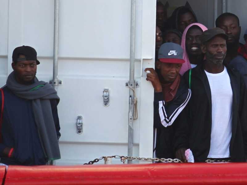Migranti sulla Ocean Viking, il 16 ottobre 2019 (foto LaPresse)