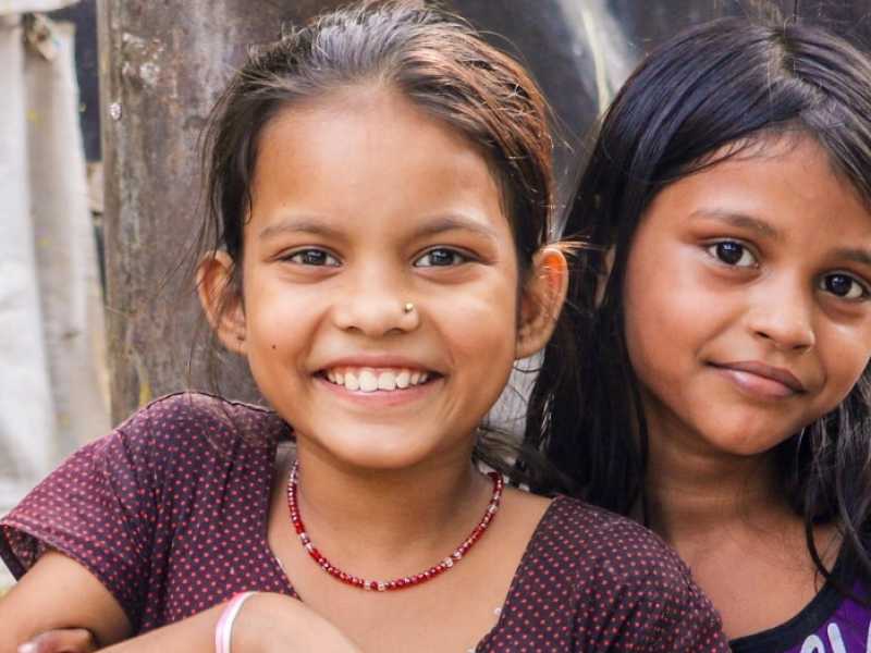 Un gruppo di bambini e bambine indiani (foto Unsplash)