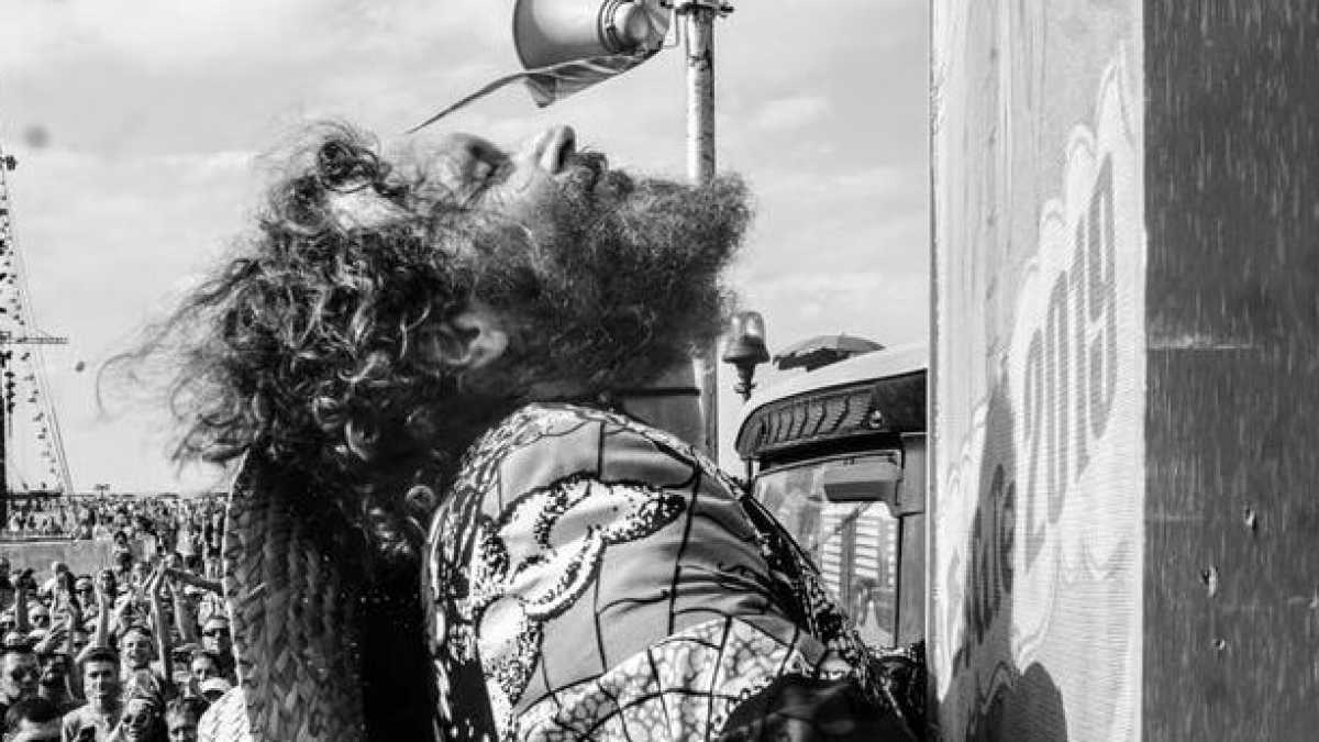 Immagine di Il viaggio di Francesco Faraci oltre la frontiera del Jova Beach Party