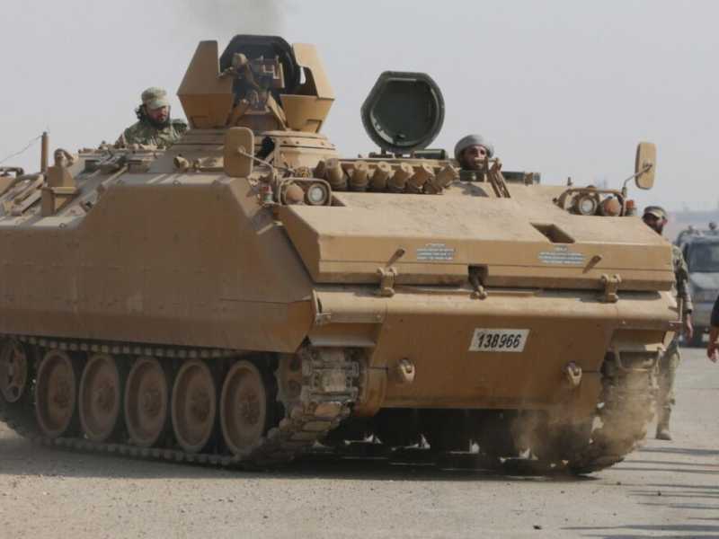 Militari siriani sostenuti dalla Turchia per strada tra Tal Abyad e Kobane (foto LaPresse)