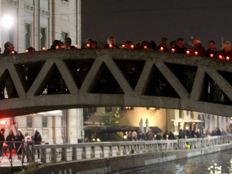 Il Ponte Alda Merini sul Naviglio grande. A dieci anni dalla morte della poetessa (foto LaPresse)