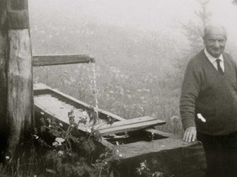 Martin Heidegger alla fontana della sua baita di Todtnauberg &mdash; museo Martin Heidegger (foto via Renaud Camus)