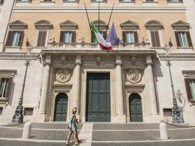 L'ingresso di Montecitorio (foto LaPresse)