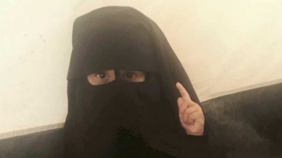 Immagine di Piccolissima europea con il coltello in mano: oggi inneggia allo Stato islamico, e domani?