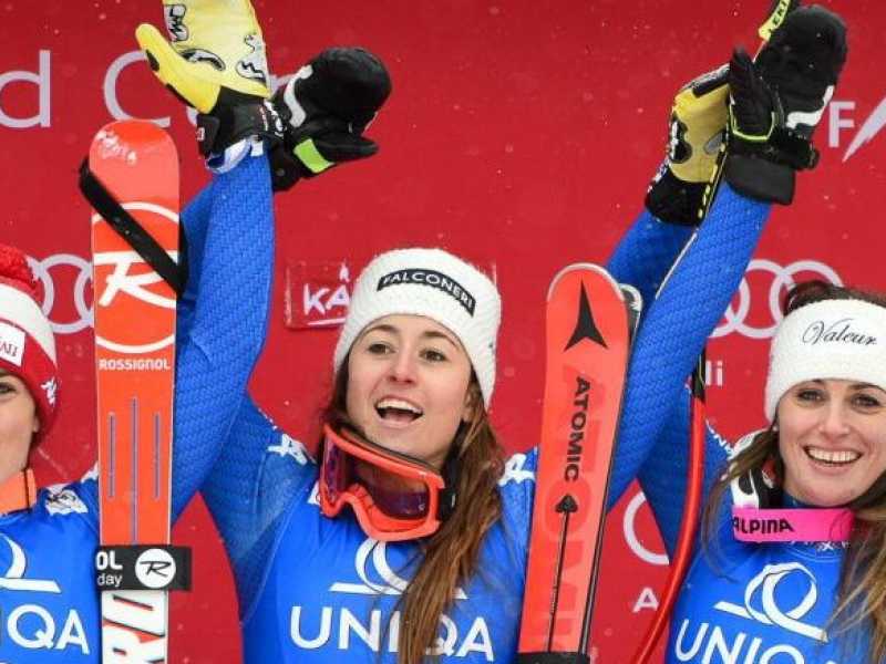 Federica Brignone con Sofia Goggia (al centro) e Nadia Fanchini sul podio della discesa libera di Coppa del Mondo a Bad Kleinkirchheim (foto LaPresse)