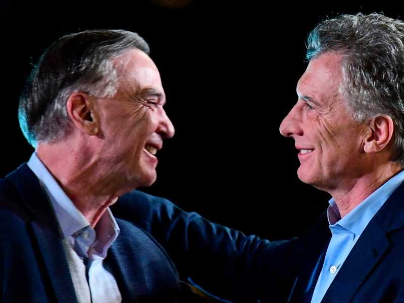 Miguel Angel Pichetto a sinistra, con il presidente argentino Mauricio Macri (foto LaPresse)