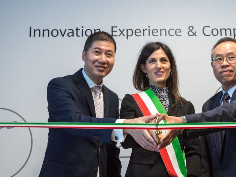 Virginia Raggi all'inaugurazione del nuovo ufficio romano di Huawei
