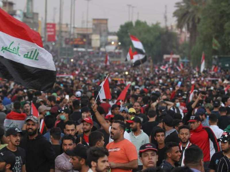 Manifestanti iracheni si riuniscono in piazza Tahrir durante una manifestazione antigovernativa nella capitale irachena Baghdad, il 25 ottobre 2019 (foto LaPresse)