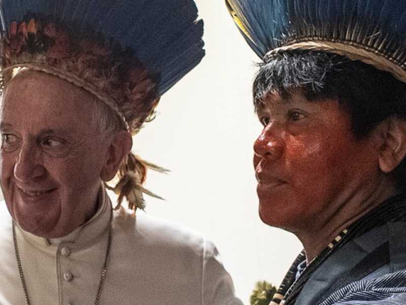 Papa Francesco con un rappresentante della comunit&agrave; indigena dell'Amazzonia (foto LaPresse)