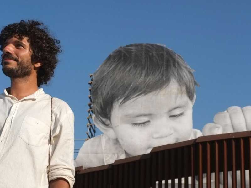 L'installazione "Kikito" dell'artista francese JR sul muro che divide il Messico dagli Stati Uniti (foto LaPresse)
