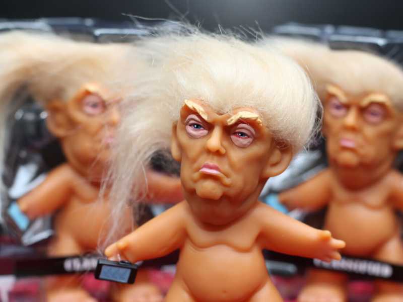 Una bambola troll raffigurante Donald Trump (LaPresse)