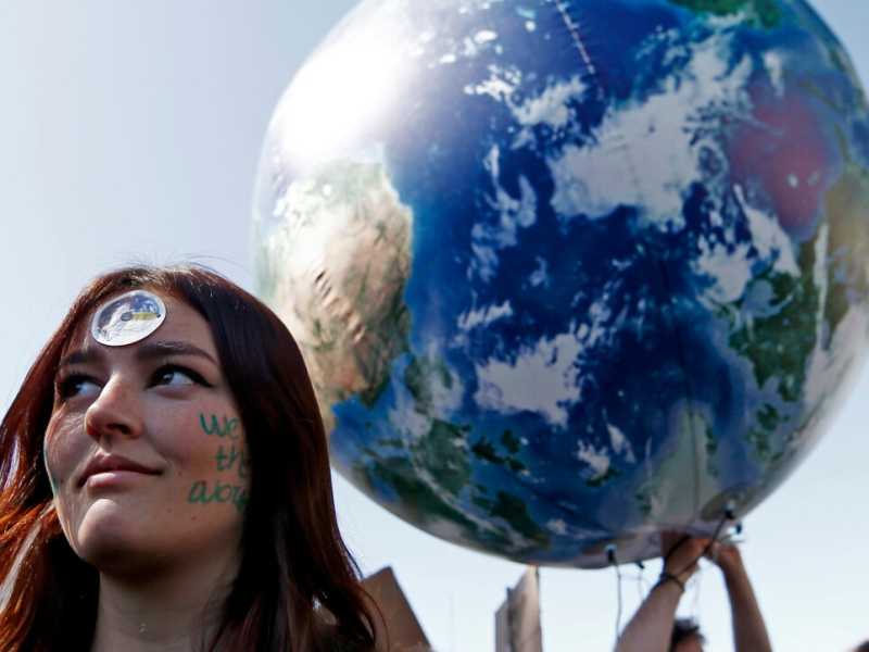 Roma, Strike 4 climate - giovani in piazza con i cartelli per la difesa del Pianeta (LaPresse)