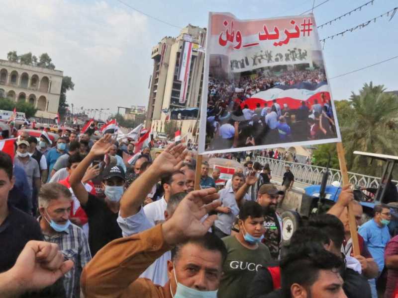 Non si fermano le proteste antigovernative a Baghdad (foto LaPresse)