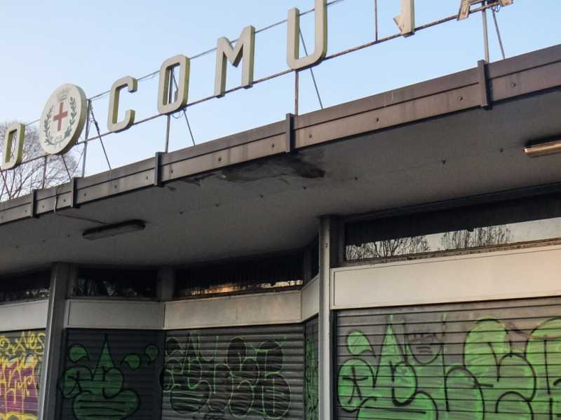 Mercato comunale abbandonato nel quartiere milanese QT8 (foto LaPresse)