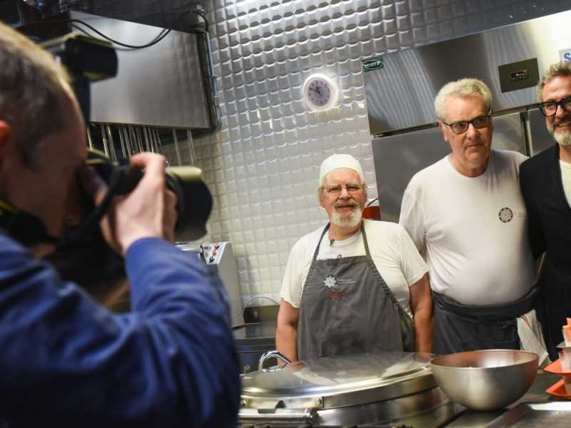 Lo chef Massimo Bottura al terzo anniversario del Refettorio Ambrosiano (foto LaPresse)