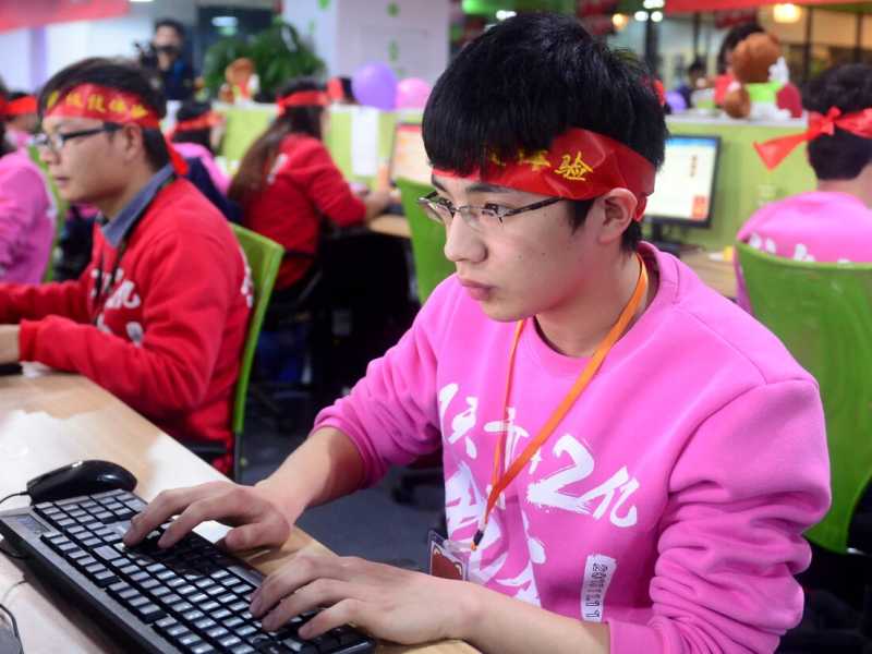 Cina, maratona di acquisti su Internet nella Singles Day (foto LaPresse)