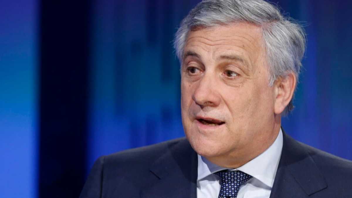 Immagine di Tajani contro chi insulta la Segre. Ma tra questi c'è anche un suo collaboratore
