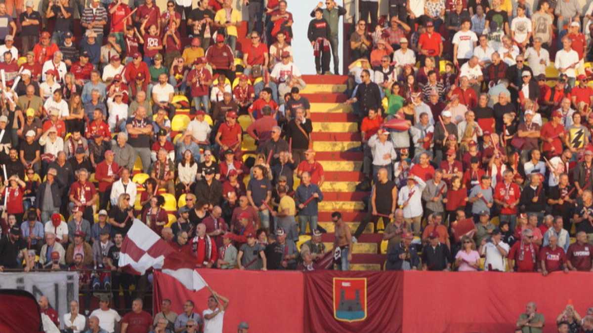 Immagine di Bambole gonfiabili e cori imbarazzanti