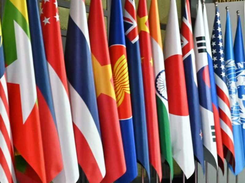 Le bandiere dei diversi paesi presenti al 35&deg; vertice dell&rsquo;Associazione delle nazioni del sud-est asiatico (Foto LaPresse)