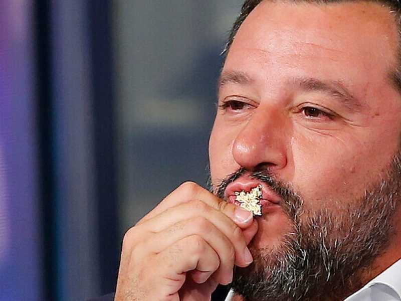 Matteo Salvini bacia il crocefisso ospite a "Porta a porta" (foto LaPresse)