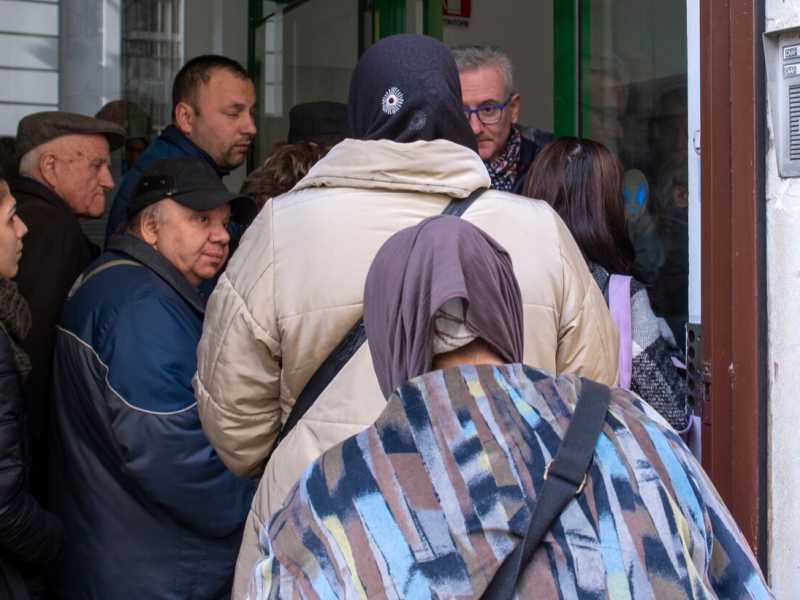 La fila ai Caf per richiedere il reddito di cittadinanza (foto LaPresse)