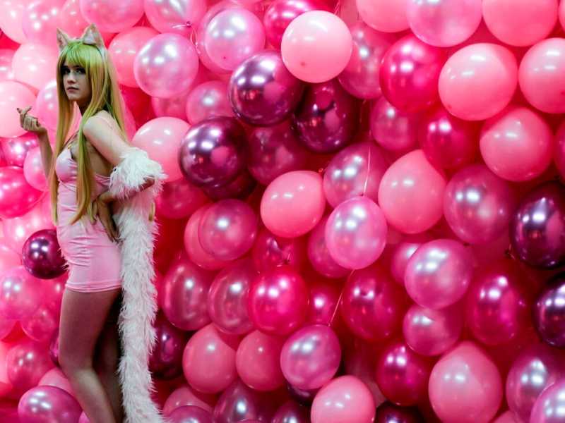 L'influencer "Ai_cosplay" posa al "Supercandy Pop-Up Museum Vol. 2", un museo interattivo a Colonia, in Germania, che offre sfondi fotografici per i social
