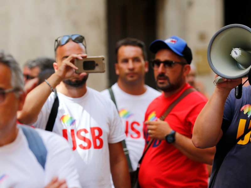 Una manifestazione dei lavoratori dell&rsquo;Ex Ilva di Taranto organizzata dall&rsquo;Usb davanti al Mise (foto LaPresse)