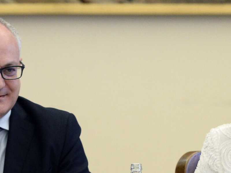 Il ministro dell'Economia, Roberto Gualtieri, con la presidente della Commissione Finanze della Camera, Carla Ruocco (foto LaPresse)