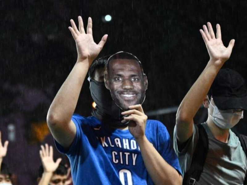 Manifestanti a Hong Kong con una foto di LeBron James (foto LaPresse)