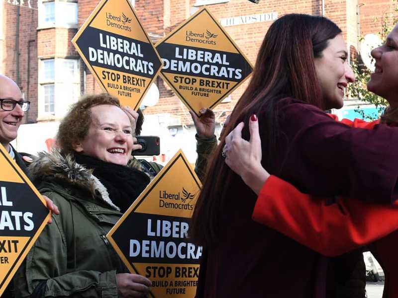 Un evento elettorale della leader dei liberaldemocratici britannici Jo Swinson (foto LaPresse)