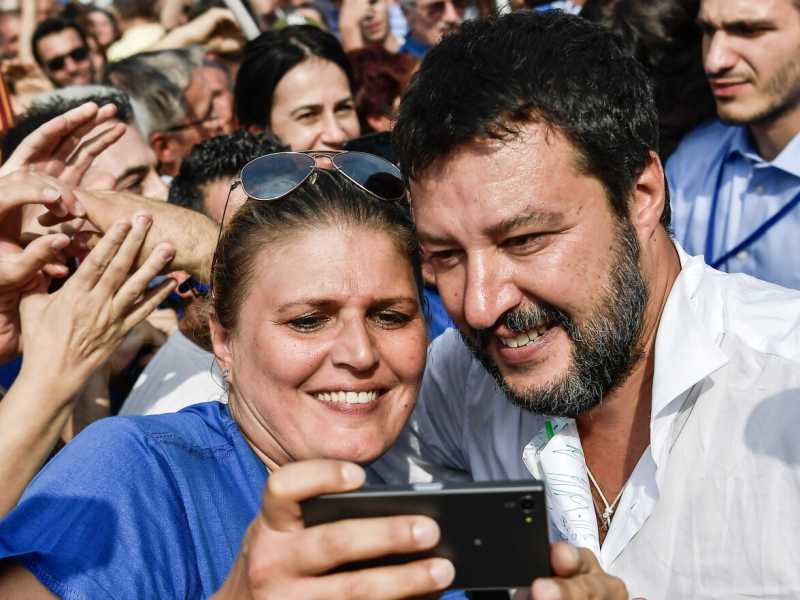Matteo Salvini con i sostenitori della Lega a Pontida (foto LaPresse)