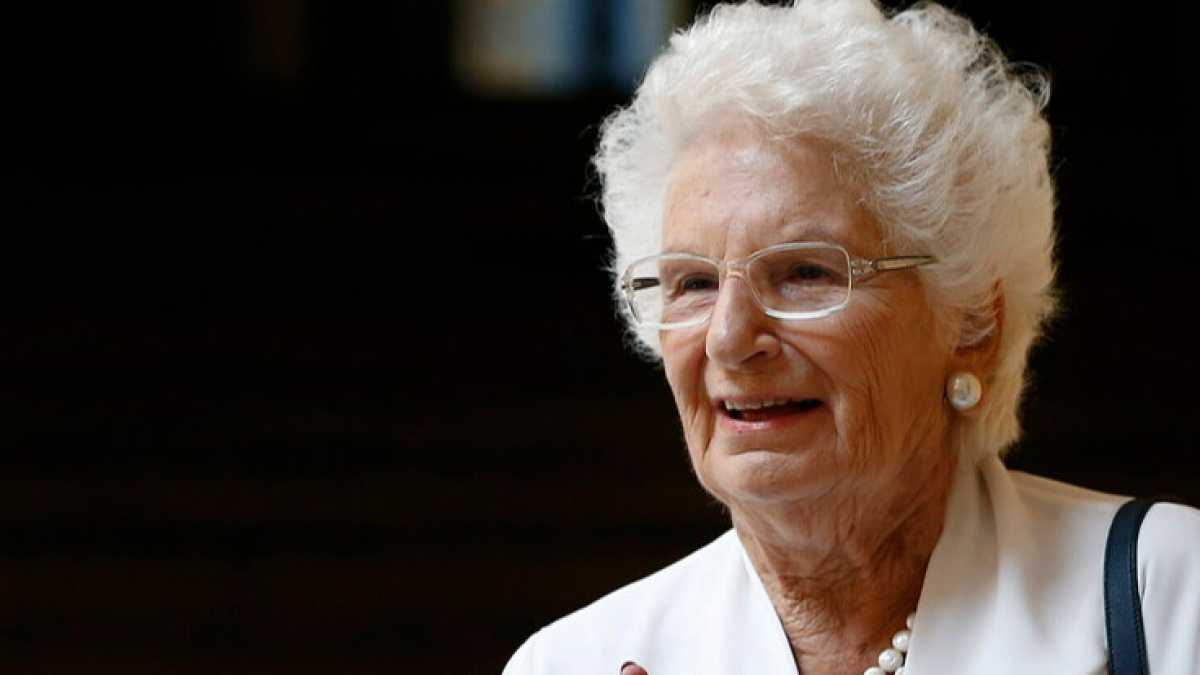 Immagine di Sopravvissuta alla Shoah, scortata in Italia