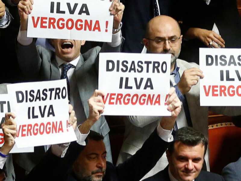 La protesta dei senatori della Lega contro il governo (Foto LaPresse)
