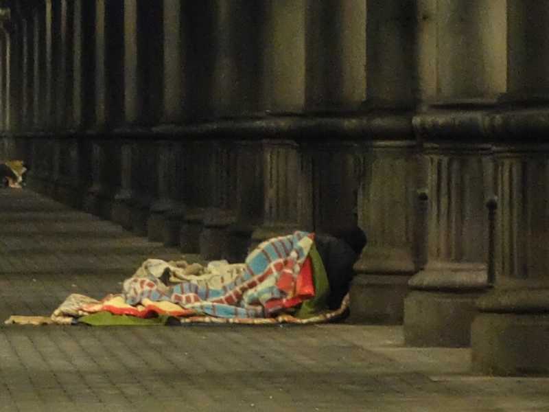 Senzatetto in Stazione centrale a Milano (foto LaPresse)