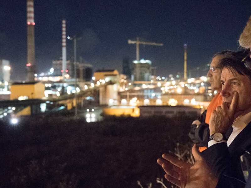 Taranto, il presidente Giuseppe Conte incontra gli operai dell'ex Ilva (foto LaPresse)