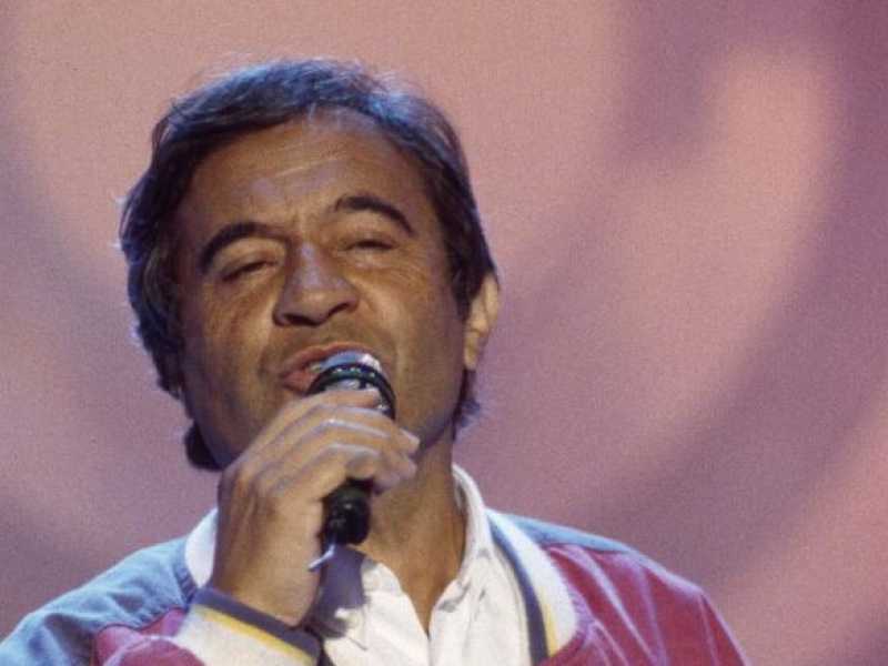 Fred Bongusto durante un concerto negli anni 80 (foto LaPresse)