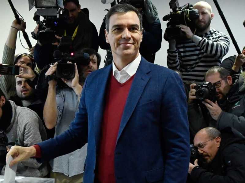 Pedro S&aacute;nchez  alle urne (LaPresse)